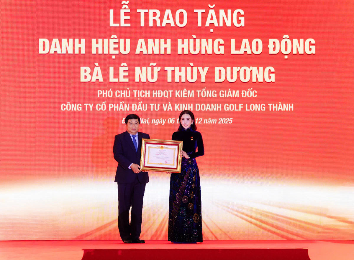 Phó Thủ tướng Chính phủ Nguyễn Chí Dũng trao danh hiệu Anh hùng Lao động cho        bà Lê Nữ Thùy Dương.