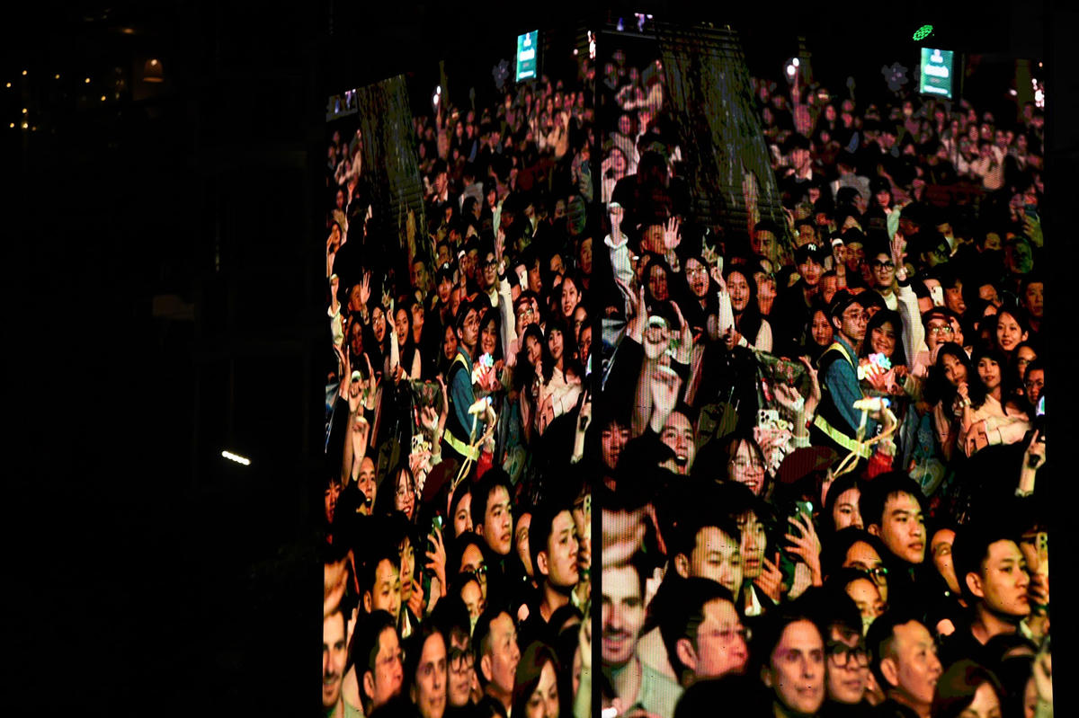 Dòng người đổ về Quảng trường Đông Kinh Nghĩa Thục chật như nêm, tạo nên khung cảnh náo nhiệt. Ảnh: Phạm Sỹ.