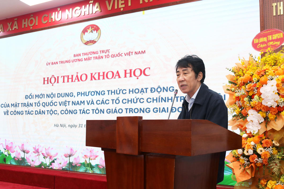 PGS.TS Nguyễn Thanh Xuân, Phó Chủ nhiệm Hội đồng tư vấn về Tôn giáo UBTƯ MTTQ Việt Nam phát biểu tại Hội thảo.