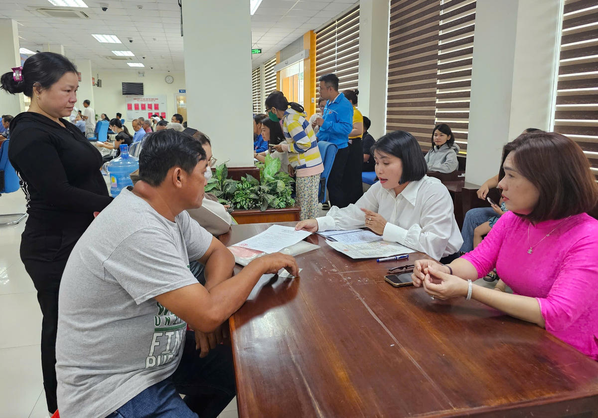 Người dân tỉnh Gia Lai làm thủ tục hành chính. Ảnh: Đình Sang.