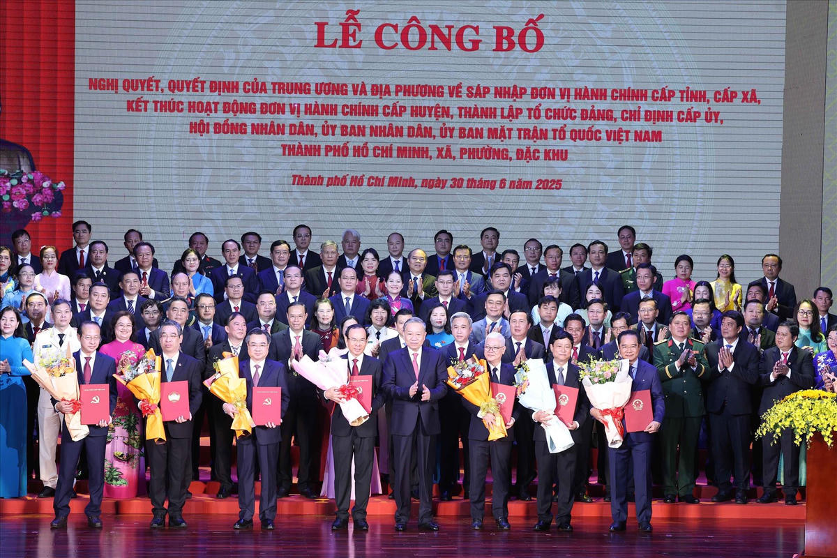 Tổng Bí thư Tô Lâm trao các nghị quyết, quyết định của Trung ương về việc sáp nhập đơn vị hành chính và thành lập tổ chức đảng, chỉ định cấp ủy, HĐND, UBND, Ủy ban MTTQ Việt Nam của TP Hồ Chí Minh. Ảnh: Thống Nhất/ TTXVN