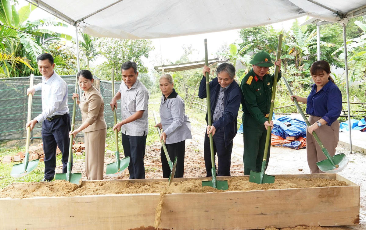 Lãnh đạo tỉnh Quảng Ngãi thực hiện nghi thức khởi công xây nhà cho bà Hồ Thị Hương (ở giữa). Ảnh: Tấn Thành. 