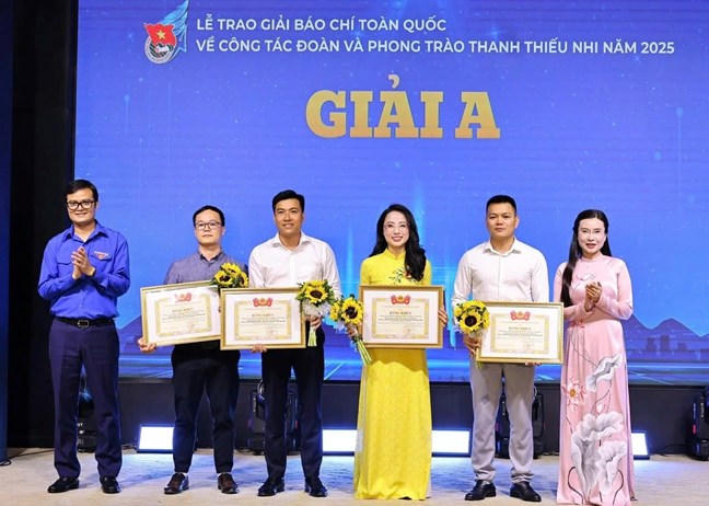 Ông Bùi Quang Huy, Ủy viên dự khuyết Trung ương Đảng, Bí thư Thứ nhất Trung ương Đoàn TNCS HCM trao giải A cho các tác giả đoạt giải.