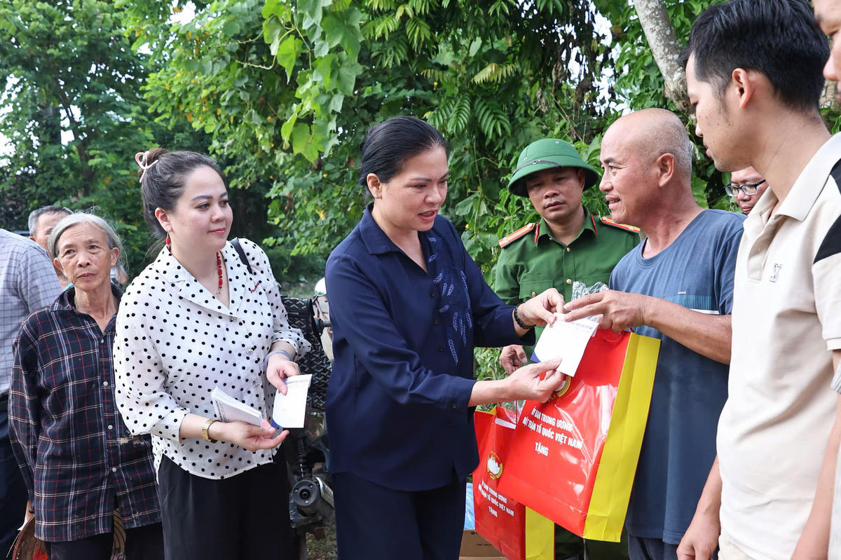 Phó Chủ tịch UBTƯ MTTQ Việt Nam Hà Thị Nga đã ân cần thăm hỏi và trao quà cho bà con bị ảnh hưởng mưa lũ tại xã Kép, tỉnh Bắc Ninh.