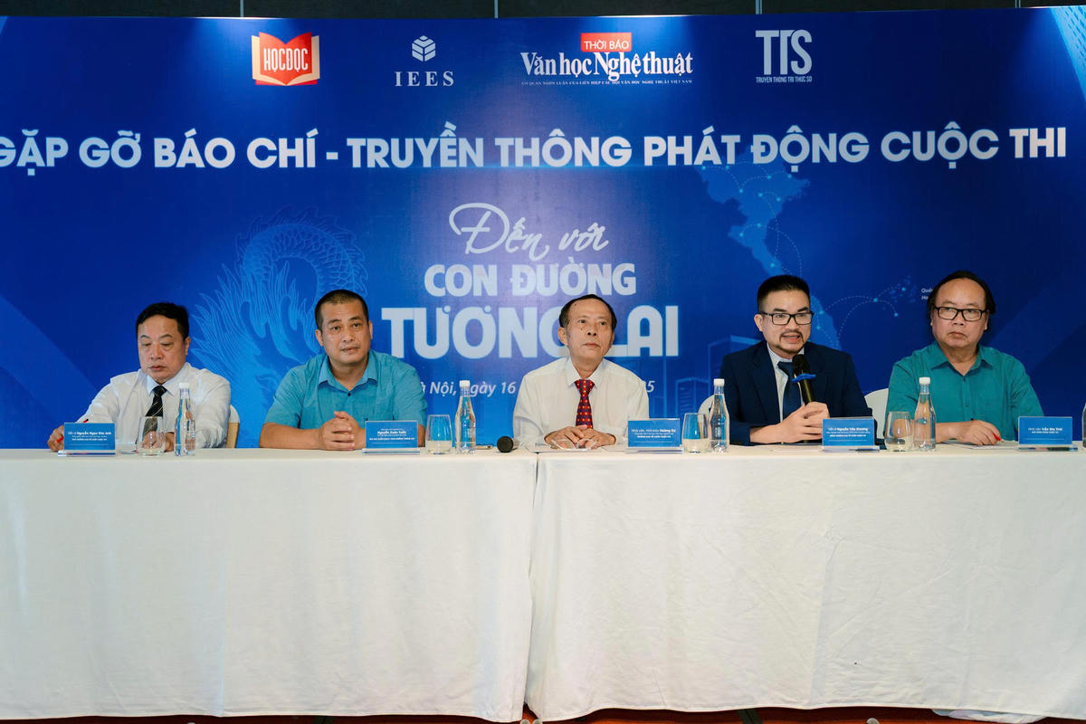 Ban Tổ chức thông tin về cuộc thi Đến với “Con đường tương lai”. Ảnh: BTC.