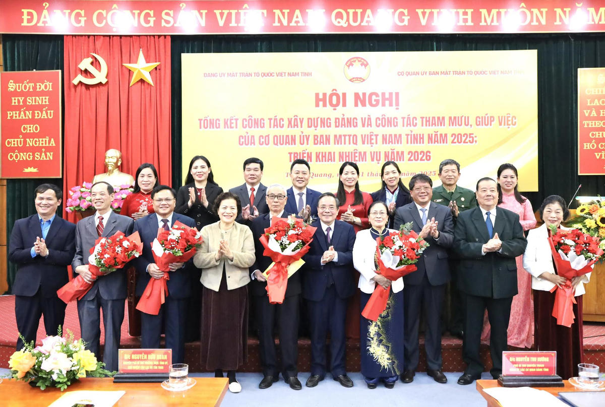 Lãnh đạo Ủy ban MTTQ Việt Nam tỉnh Tuyên Quang tặng hoa, chúc mừng các Chủ tịch, Phó Chủ tịch các Hội quần chúng do Đảng, Nhà nước giao nhiệm vụ về nghỉ hưởng chính sách. Ảnh: M.T.