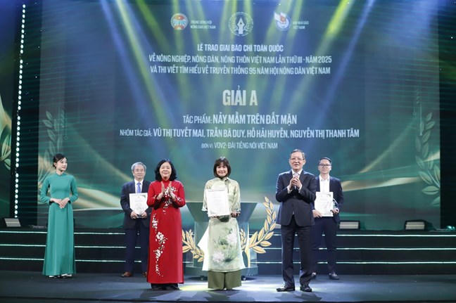 Bà Bùi Thị Minh Hoài, Ủy viên Bộ Chính trị, Bí thư TƯ Đảng, Chủ tịch UBTƯ MTTQ Việt Nam và ông Lương Quốc Đoàn, Ủy viên Trung ương Đảng, Phó Chủ tịch UBTƯ MTTQ Việt Nam, Chủ tịch BCH Trung ương Hội Nông dân Việt Nam trao chứng nhận và Kỷ niệm chương cho các tác giả/nhóm tác giả đoạt giải A.  