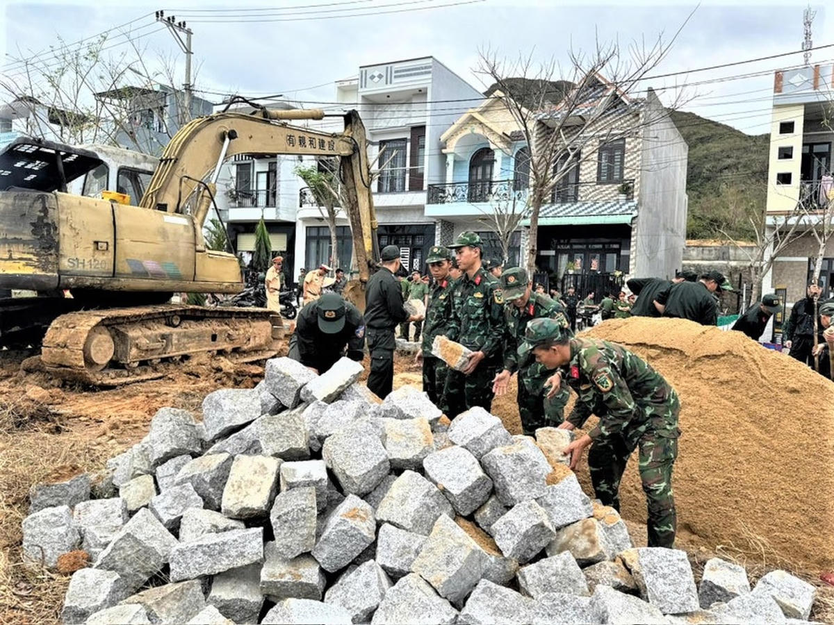 Cán bộ, chiến sĩ Trung đoàn Bộ binh 739 (Bộ Chỉ huy quân sự tỉnh Gia Lai) giúp gia đình ông Lê Thạch Ngọc&nbsp;phường Quy Nhơn Đông động thổ xây dựng lại nhà mới. Ảnh: C.V