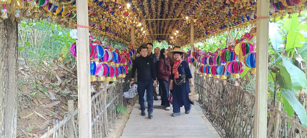 Đoàn tham quan mô hình bảo tồn bản sắc văn hóa gắn với phát triển du lịch tại Làng văn hóa du lịch Thái Hải (Thái Nguyên)