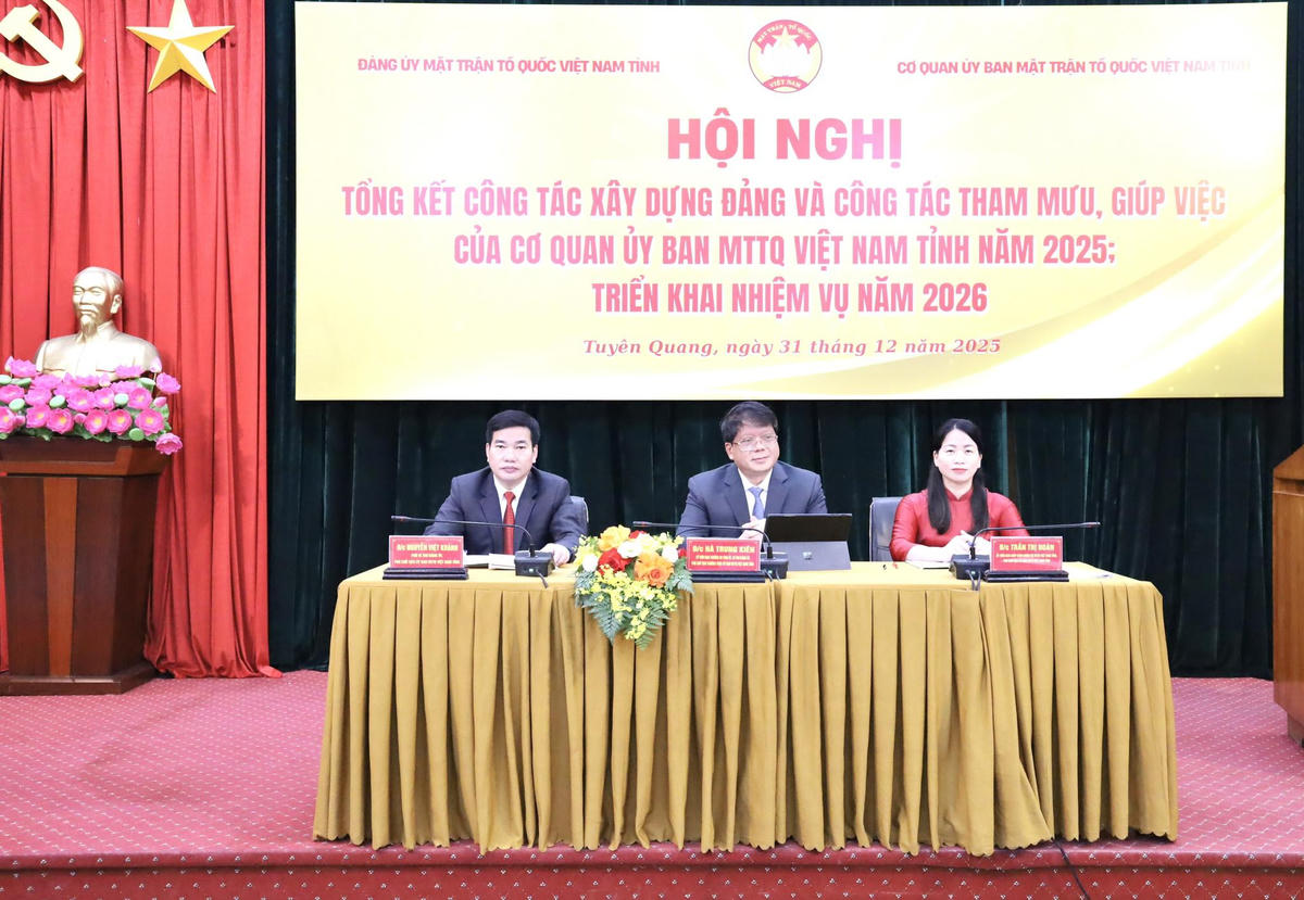 Các đồng chí lãnh đạo Mặt trận tỉnh Tuyên Quang chủ trì hội nghị. Ảnh: M.T.