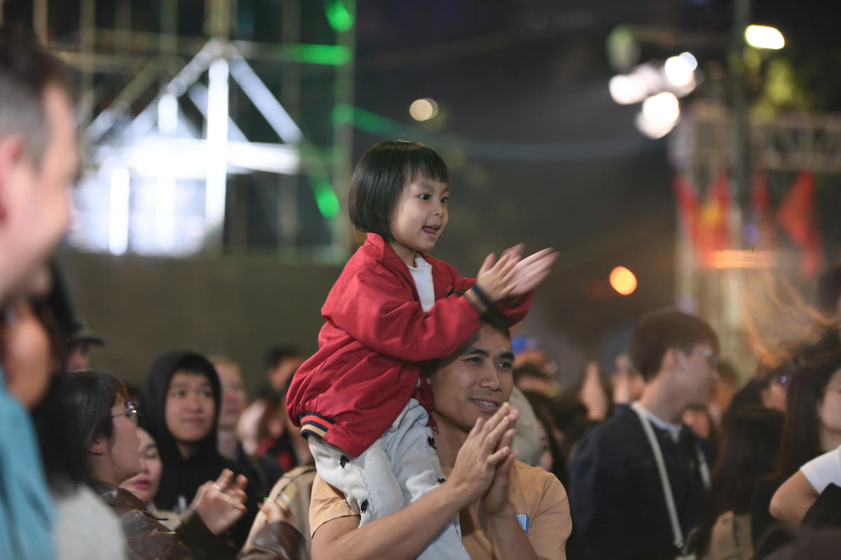 Trẻ em háo hức theo chân cha mẹ hòa mình vào dòng người, tận hưởng không khí rộn ràng. Ảnh: Phạm Sỹ.