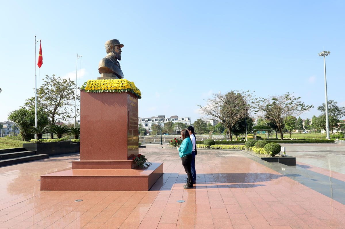 Dâng hoa tưởng niệm lãnh tụ Fidel Castro tại Tượng đài Fidel Castro ở Công viên Fidel (phường Đông Hà).  Ảnh: Q.N