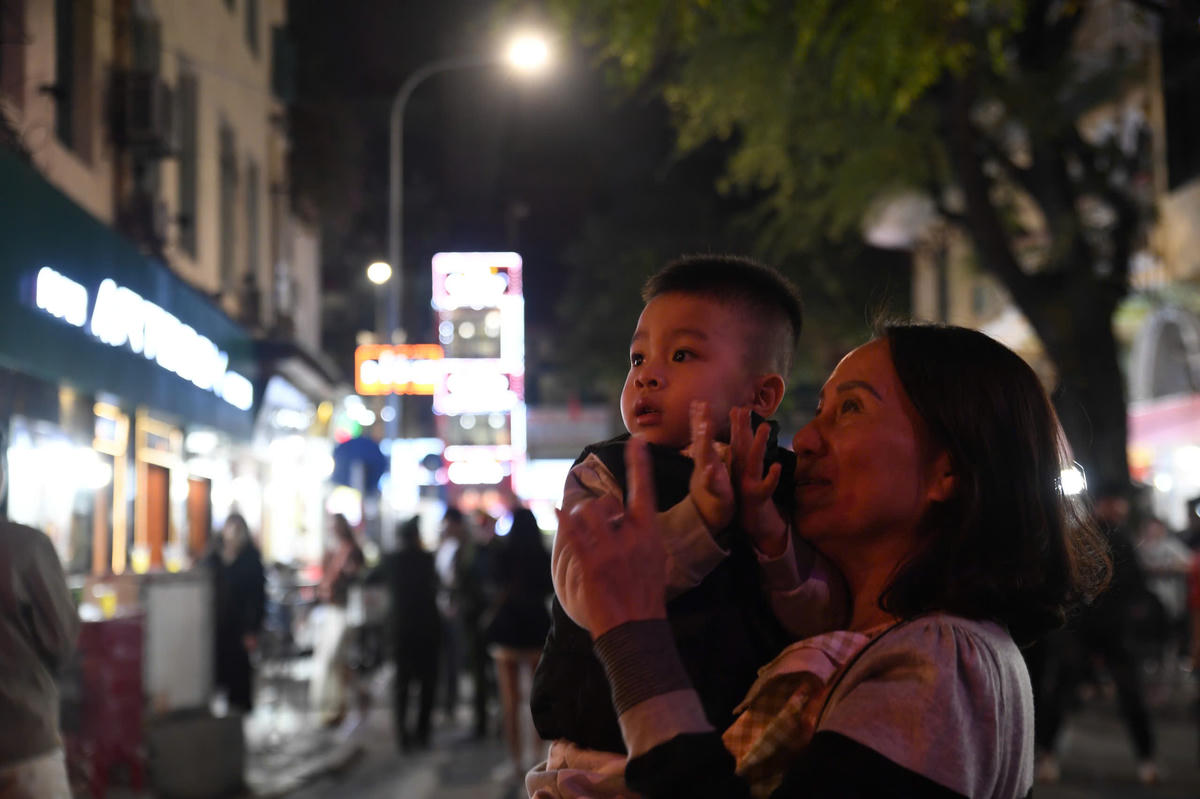 Náo nhiệt không khí đón chào năm mới 2026 ở Hồ Gươm