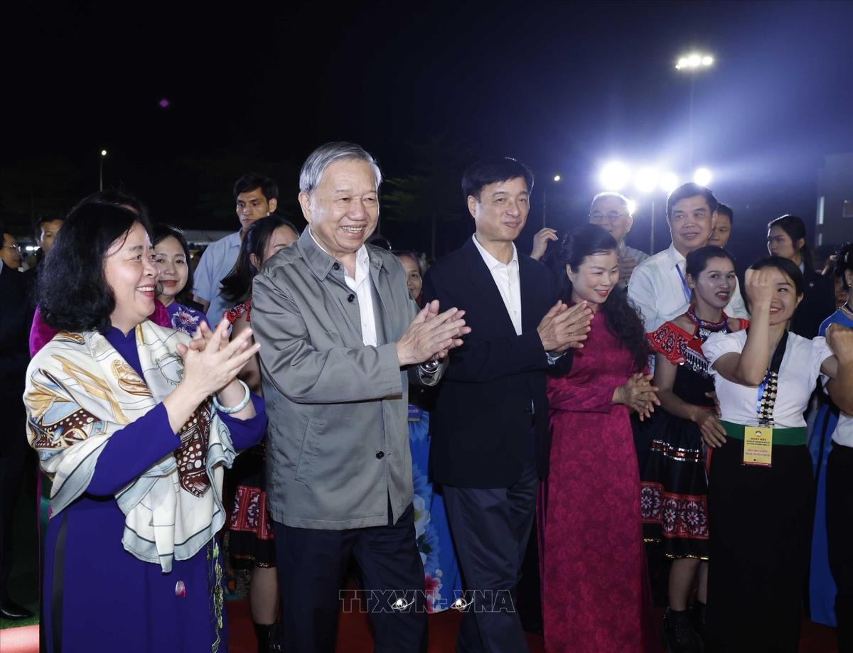 Tổng Bí thư Tô Lâm và Ủy viên Bộ Chính trị, Bí thư Trung ương Đảng, Chủ tịch UBTƯ MTTQ Việt Nam Bùi Thị Minh Hoài dự Ngày hội Đại đoàn kết toàn dân tộc tại phường Thượng Cát, TP Hà Nội (ngày 14/11/2025).