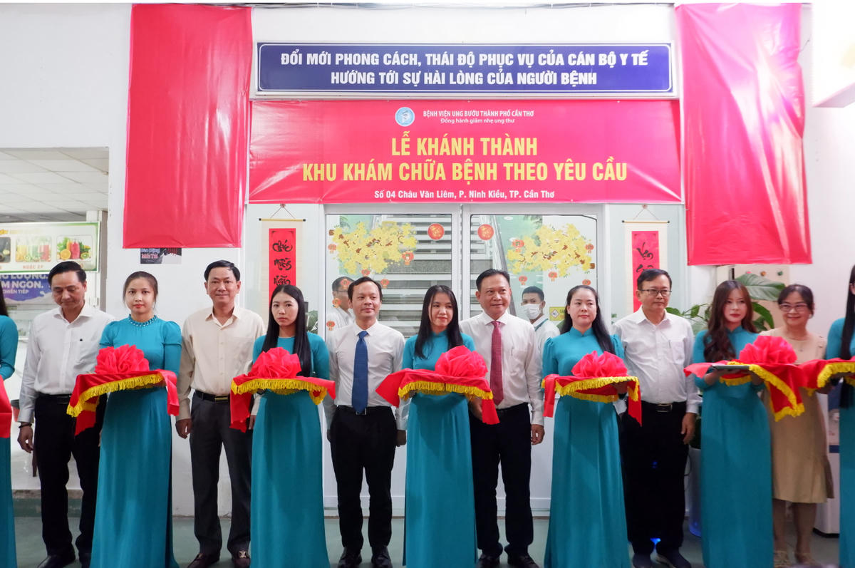 Lãnh đạo thành phố, Sở Y tế cắt băng khánh thành khu khám bệnh và điều trị theo yêu cầu. Ảnh Tuệ Yên 