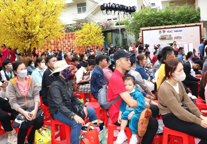 Chương trình "Mang Tết về nhà" ngoài việc hỗ trợ vật chất và còn động viên tinh thần cho những sinh viên, thanh niên và người lao động. Ảnh: TL