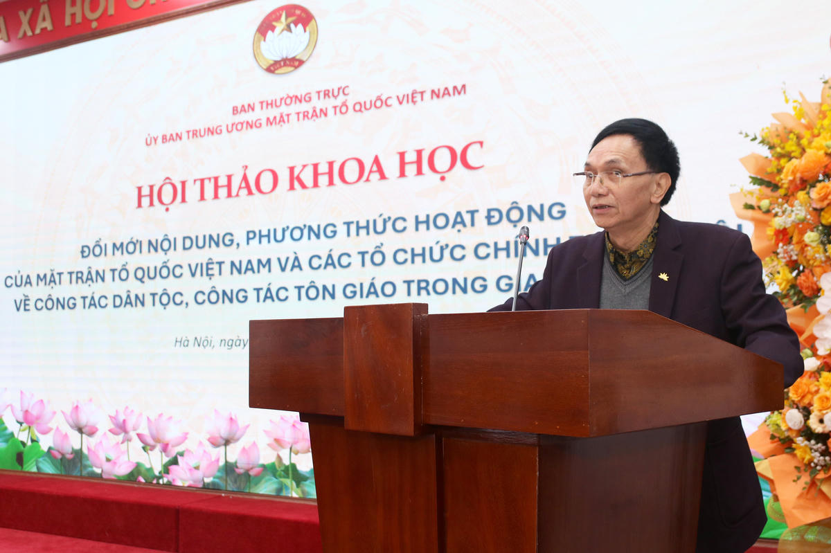 TS, Nhà dân tộc học Lò Giàng Páo, Ủy viên Hội đồng tư vấn về Dân tộc UBTƯ MTTQ Việt Nam phát biểu tại Hội thảo.