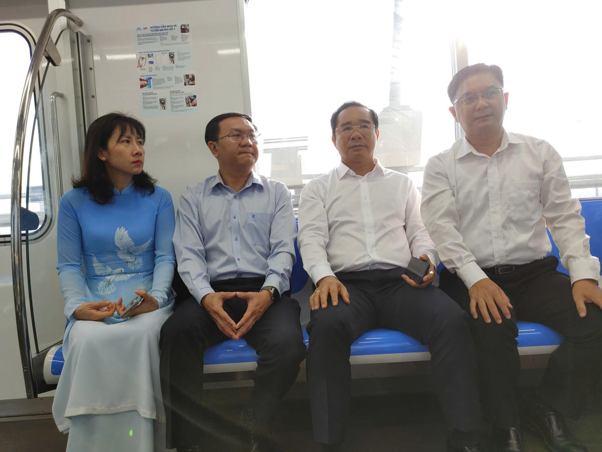 Chủ tịch UBND TP Hồ Chí Minh Nguyễn Văn Được trải nghiệm Metro đến Trung tâm Phục vụ hành chính công thành phố. Ảnh: H.L