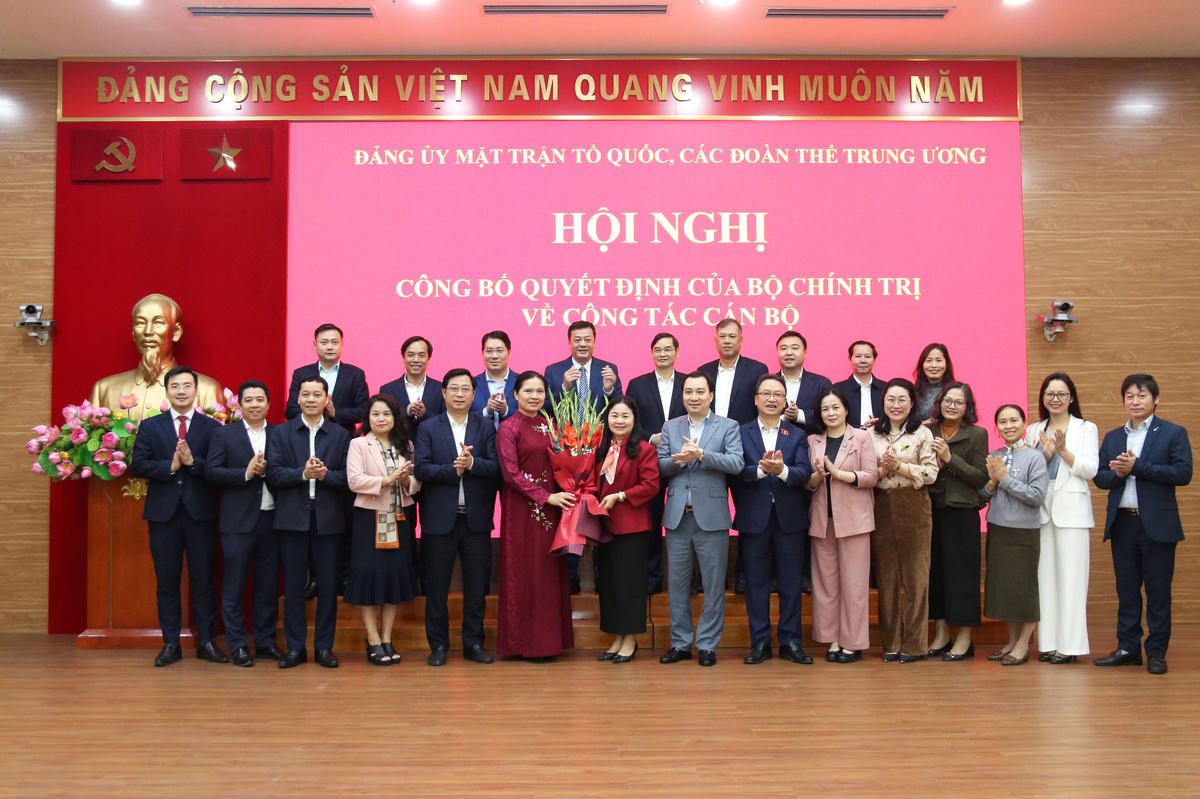 Lãnh đạo các ban, đơn vị Đảng ủy MTTQ, các đoàn thể Trung ương và Cơ quan UBTƯ MTTQ Việt Nam tặng hoa chúc mừng đồng chí Hà Thị Nga. Ảnh: Tiến Đạt.