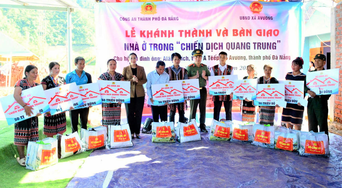 Bộ Công an hỗ trợ 50 triệu đồng cho mỗi căn nhà xây mới do lực lượng công an trực tiếp thi công tại xã A Vương.	Ảnh: Tấn Thành. 