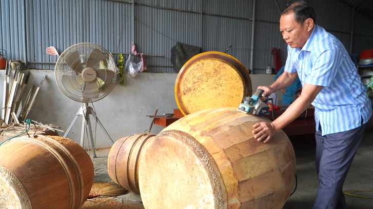Người dân làng trống thương hiệu Bắc Thai nỗ lực gìn giữ và phát huy nghề truyền thống. Ảnh: H.N.