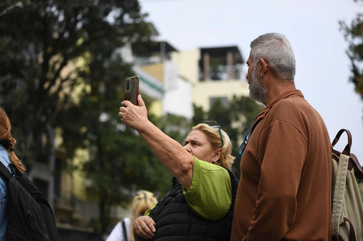 Không chỉ thu hút người dân Thủ đô, sự kiện Countdown còn hấp dẫn du khách quốc tế. Nhiều du khách nước ngoài cũng hòa mình vào dòng người với sự hứng khởi. Ảnh: Phạm Sỹ.