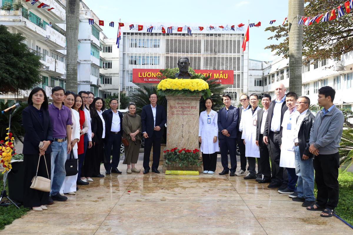 Hội Hữu nghị Việt Nam - Cuba tỉnh Quảng Trị tổ chức lễ dâng hoa tưởng niệm lãnh tụ Fidel Castro nhân kỷ niệm 67 năm Quốc khánh nước Cộng hòa Cuba.  Ảnh: Q.Nx