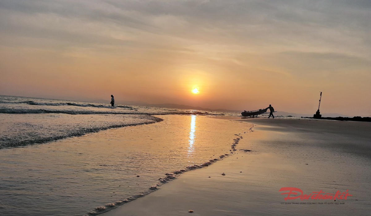 Dịp Tết Dương lịch cũng là mùa ngắm hoàng hôn đẹp nhất trên đảo Cô Tô. Ảnh: Nguyễn Quý.