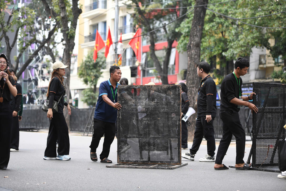 Ghi nhận tại phố đi bộ hồ Gươm trong chiều 31/12 (14h), công tác chuẩn bị cuối cùng đang được BTC hoàn tất. Ảnh: Phạm Sỹ.