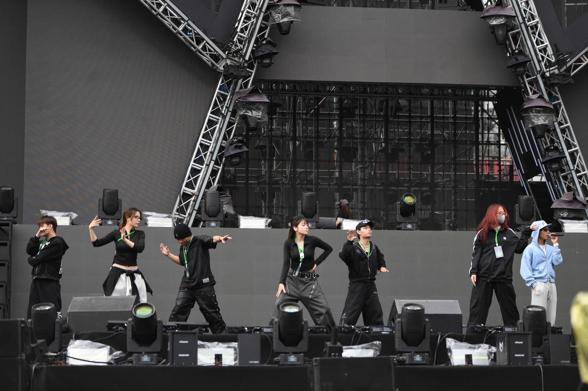 Chương trình Countdown 2026 tại hồ Gươm sẽ diễn ra từ 19h ngày 31/12, với sự tham gia của dàn nghệ sĩ trong nước và quốc tế như MC Goku, Đông Hùng, Hà Lê, Văn Mai Hương, Bùi Công Nam, Quân AP, LowG, tlinh, Wean Lê, Karik, Hòa Minzy và Alan Walker. Ảnh: Phạm Sỹ.