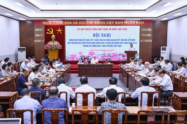  UBTƯ MTTQ Việt Nam tổ chức Hội nghị đánh giá sơ bộ kết quả lấy ý kiến vào dự thảo Nghị quyết sửa đổi, bổ sung một số điều của Hiến pháp nước Cộng hòa xã hội chủ nghĩa Việt Nam năm 2013 trong hệ thống MTTQ Việt Nam.
