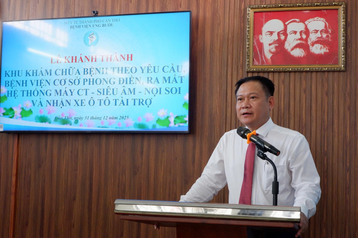 Ông Võ Văn Kha, Giám đốc Bệnh viện Ung bướu Cần Thơ phát biểu. Ảnh Tuệ Yên 