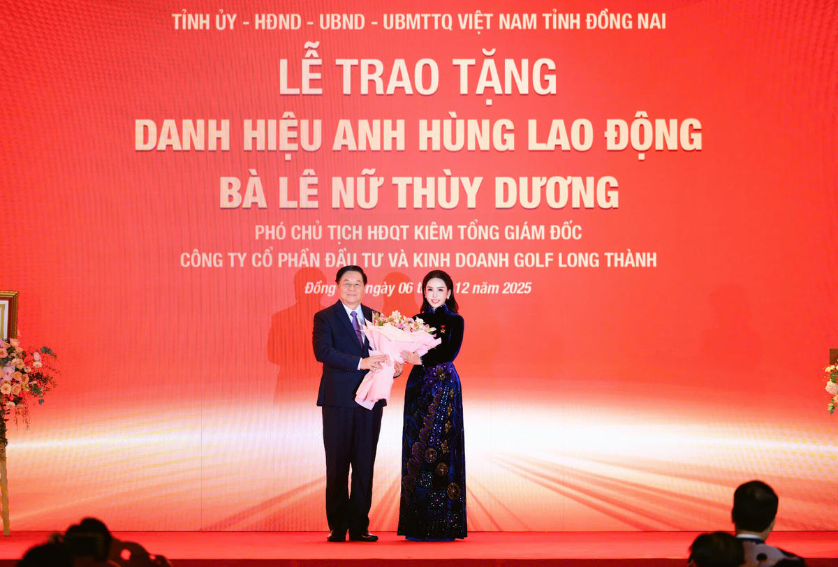 Đại tướng Nguyễn Trọng Nghĩa, Ủy viên Bộ Chính trị, Bí thư Trung ương Đảng, Chủ nhiệm Tổng cục Chính trị Quân đội Nhân dân Việt Nam tặng hoa chúc mừng Anh hùng Lao động Lê Nữ Thùy Dương.