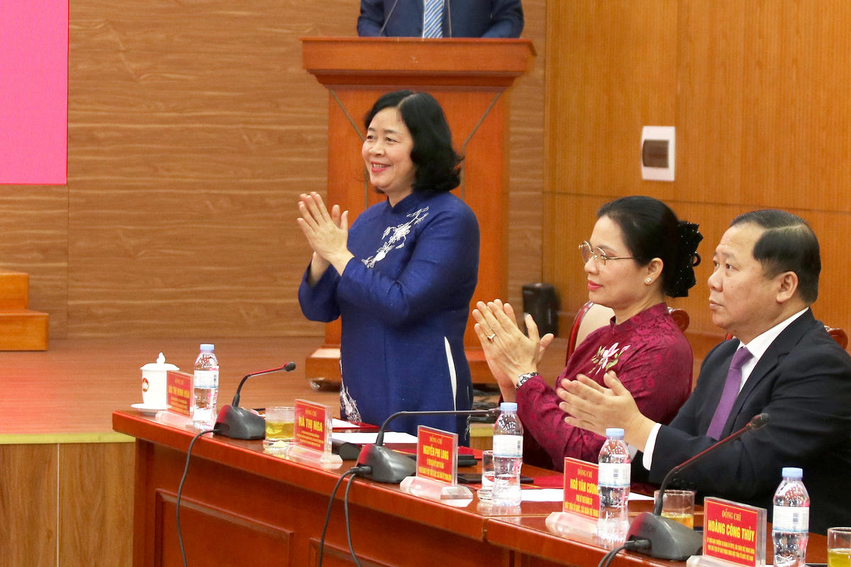 Đồng chí Bùi Thị Minh Hoài - Ủy viên Bộ Chính trị, Bí thư Trung ương Đảng, Bí thư Đảng ủy MTTQ, các đoàn thể Trung ương, Chủ tịch UBTƯ MTTQ Việt Nam và các đại biểu tham dự Hội nghị. Ảnh: Tiến Đạt.