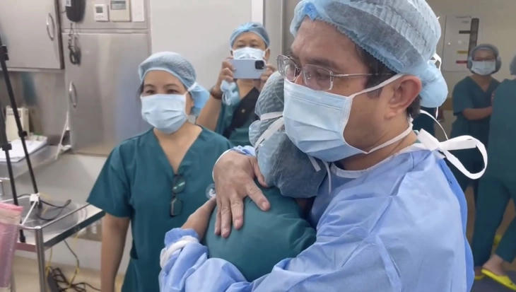 TS.BS Đỗ Nguyên Tín - trưởng đơn vị can thiệp tim mạch Bệnh viện Nhi đồng 1 và đồng nghiệp xúc động, bật khóc sau khi can thiệp bào thai thành công.