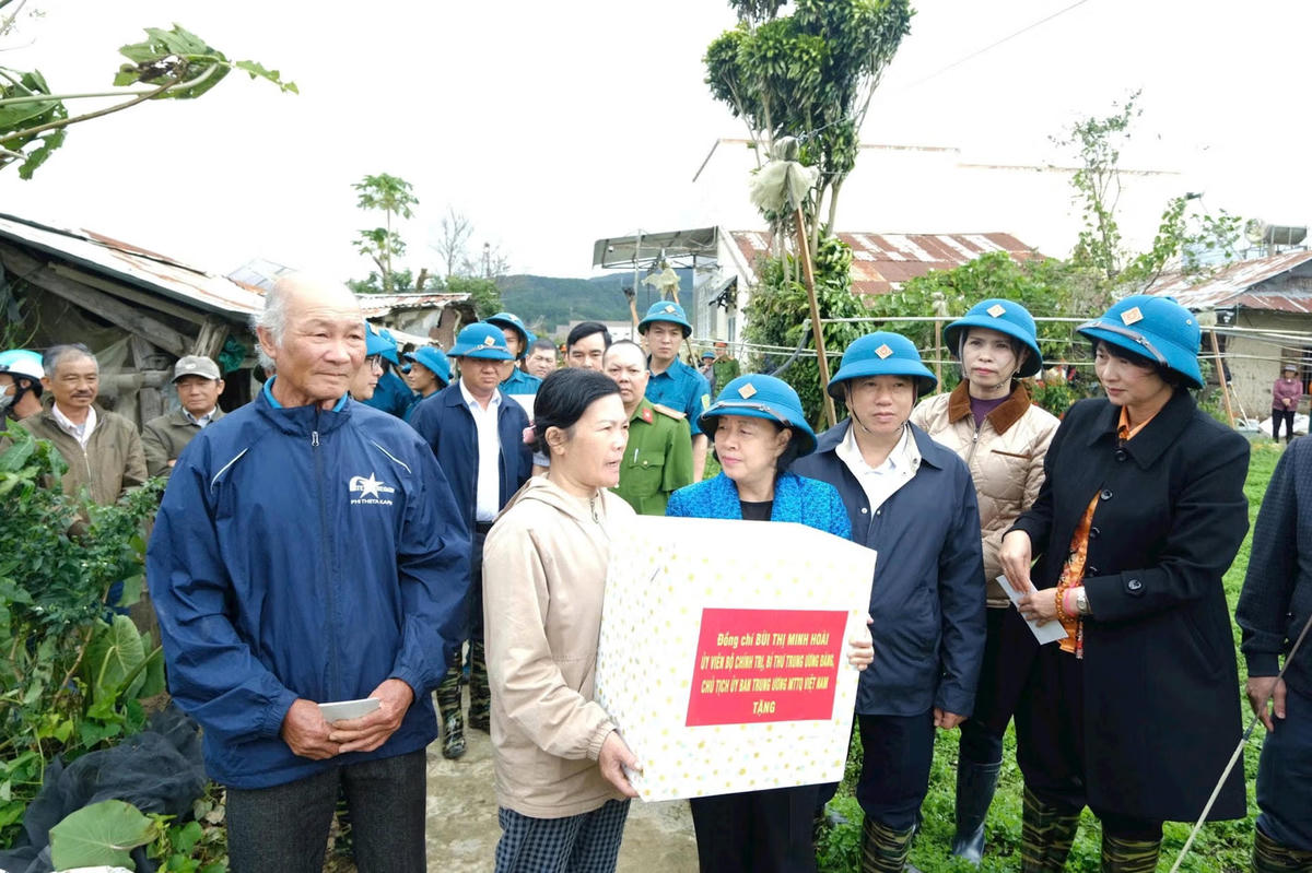Chủ tịch Ủy ban Trung ương MTTQ Việt Nam Bùi Thị Minh Hoài tặng quà hỗ trợ, động viên các hộ bị thiệt hại nặng bởi thiên tai tại xã Ka Đô, tỉnh Lâm Đồng.