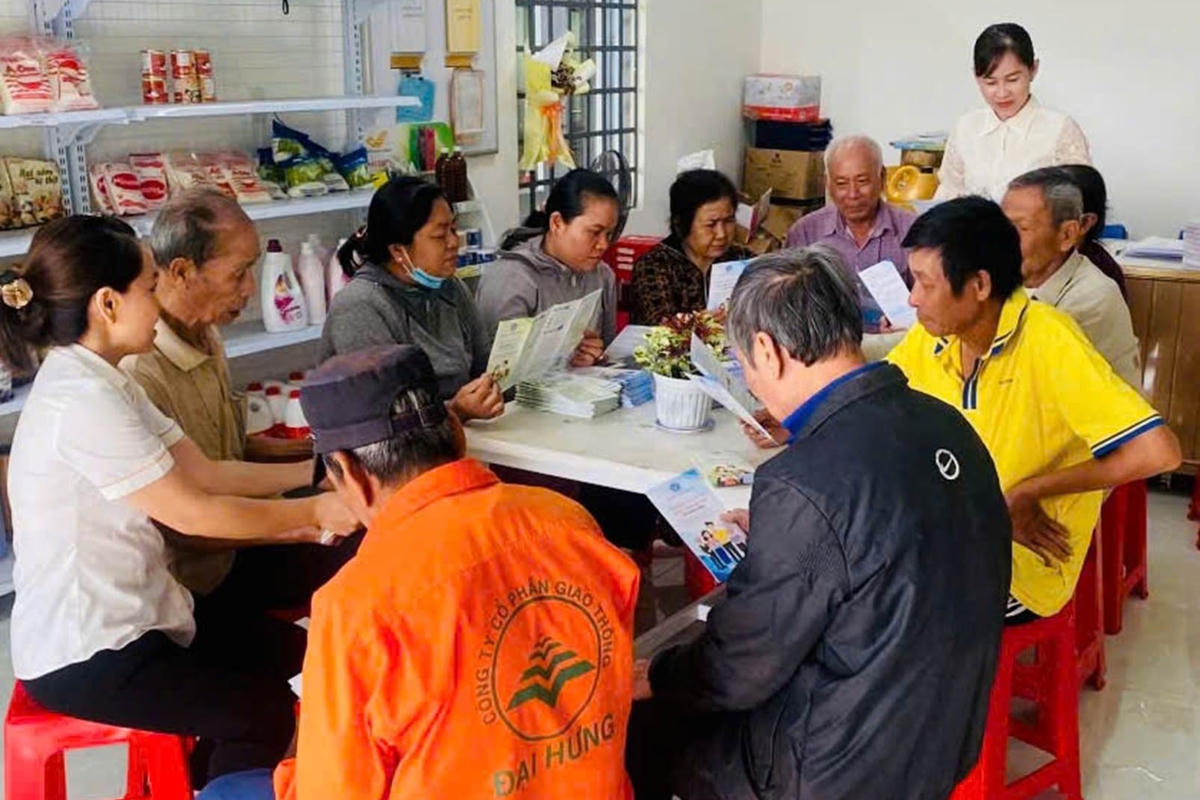 Tuyên truyền chính sách BHXH trực tiếp tại cơ sở. Ảnh: Mai Minh