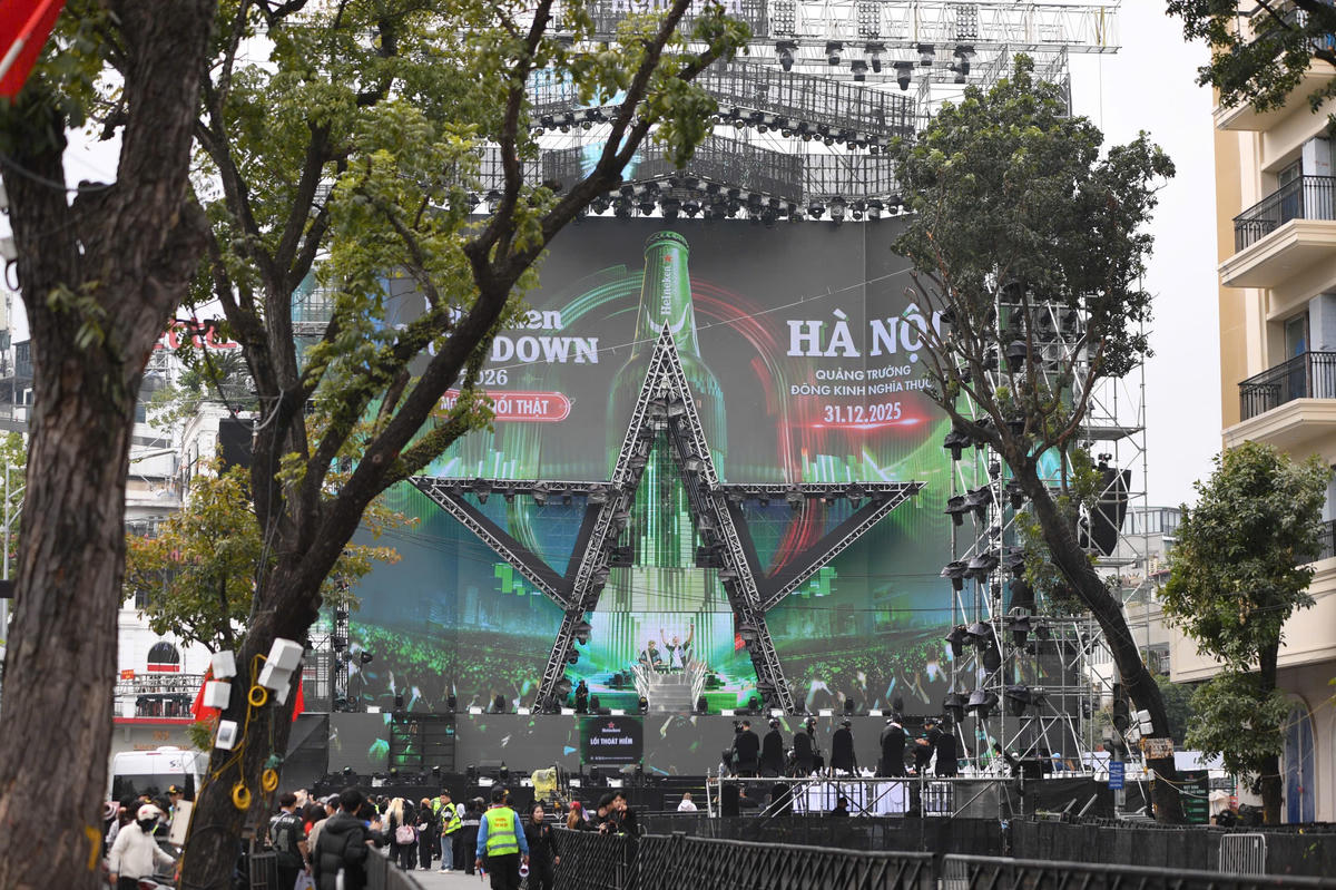 Sân khấu Countdown được dựng tại quảng trường Đông Kinh Nghĩa Thục, nơi những màn biểu diễn nghệ thuật và khoảnh khắc đếm ngược sẽ được truyền hình trực tiếp qua hệ thống màn hình LED cỡ lớn. Ảnh: Phạm Sỹ.