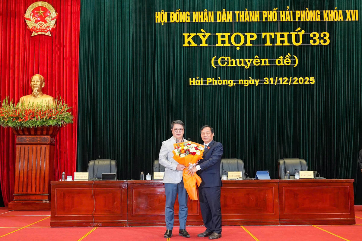 Chủ tịch HĐND thành phố Lê Văn Hiệu tặng hoa chúc mừng ông Nguyễn Thành Hưng, Giám đốc Sở Xây dựng. Ảnh: ĐT.&nbsp;