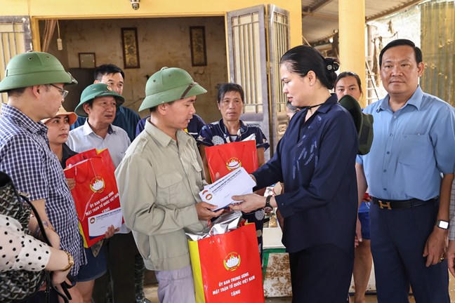 Thay mặt Ban Vận động cứu trợ Trung ương, bà Hà Thị Nga, Ủy viên Trung ương Đảng, Phó Chủ tịch UBTƯ MTTQ Việt Nam trao hỗ trợ cho nhân dân tỉnh Thái Nguyên khắc phục hậu quả do mưa lũ gây ra.