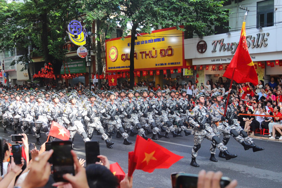 Các lực lượng tham gia diễu binh, diễu hành đi giữa vòng tay nhân dân tại Lễ kỷ niệm 80 năm Cách mạng Tháng Tám và Quốc khánh 2/9. Ảnh: Tiến Đạt.