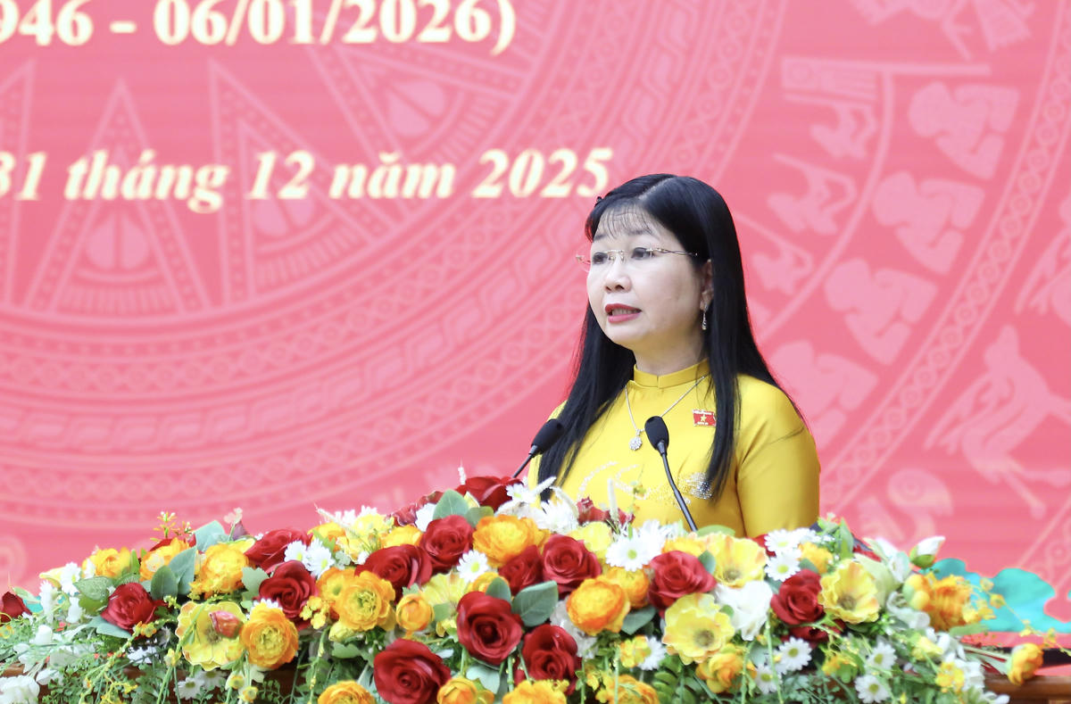 Bà Trần Thị Thanh Hương - Phó Bí thư Tỉnh ủy, Trưởng đoàn ĐBQH tỉnh, Chủ tịch Uỷ ban MTTQ Việt Nam tỉnh An Giang phát biểu khai mạc Hội nghị. (ảnh: Thanh Tiến)