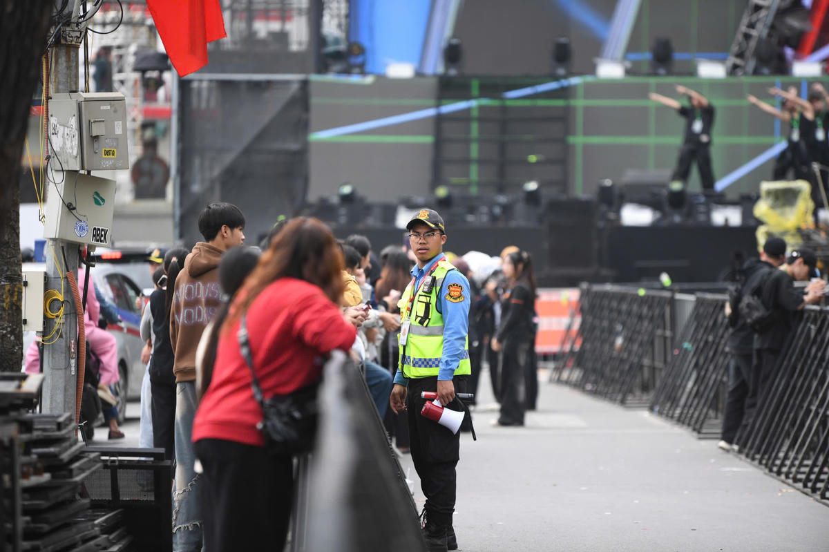 Hệ thống an ninh được triển khai sớm nhằm đảm bảo trật tự. Ảnh: Phạm Sỹ.