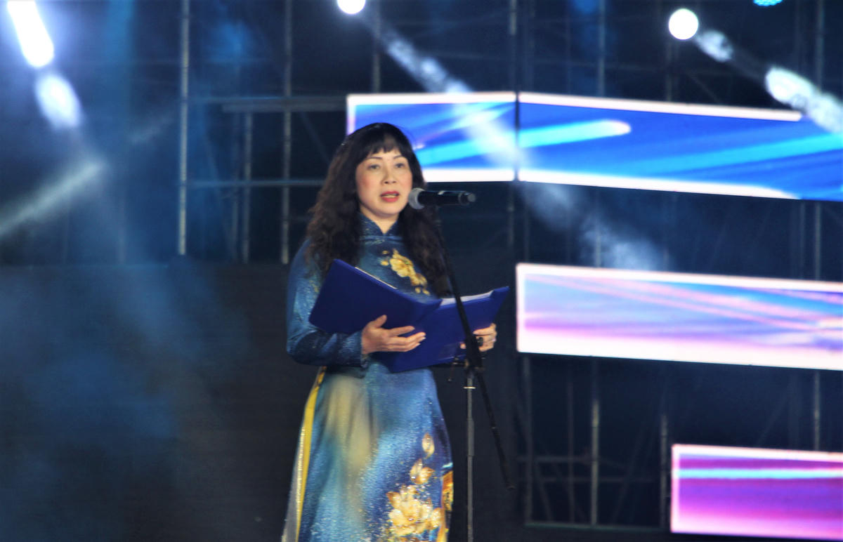 Bà Trương Thị Hồng Hạnh, Giám đốc Sở VHTTDL TP Đà Nẵng phát biểu khai mạc chương trình. Ảnh: Tấn Thành.
