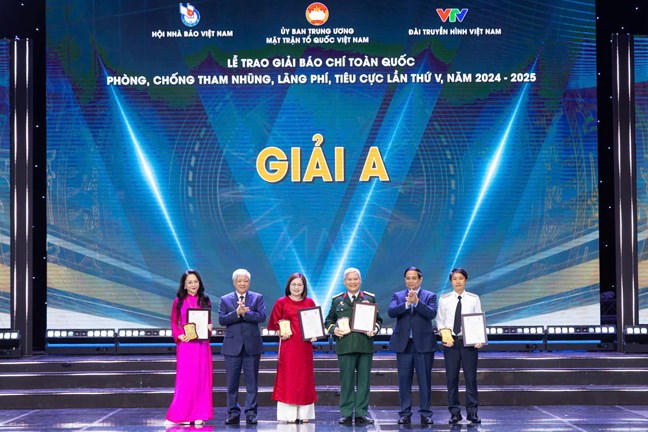 Thủ tướng Chính phủ Phạm Minh Chính và nguyên Chủ tịch UBTƯ MTTQ Việt Nam Đỗ Văn Chiến trao giải A cho tác giả/nhóm tác giả đoạt giải.