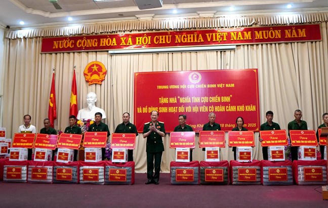 Thượng tướng Bế Xuân Trường - Phó chủ tịch UBTƯ MTTQ Việt Nam, Chủ tịch Hội Cựu chiến binh Việt Nam trao tặng kinh phí hỗ trợ xây dựng “Nhà nghĩa tình Cựu chiến binh” tại các xã Trùng Khánh, Đình Phong, Đoài Dương, Đàm Thủy, Trà Lĩnh và Quang Trung, tỉnh Cao Bằng.