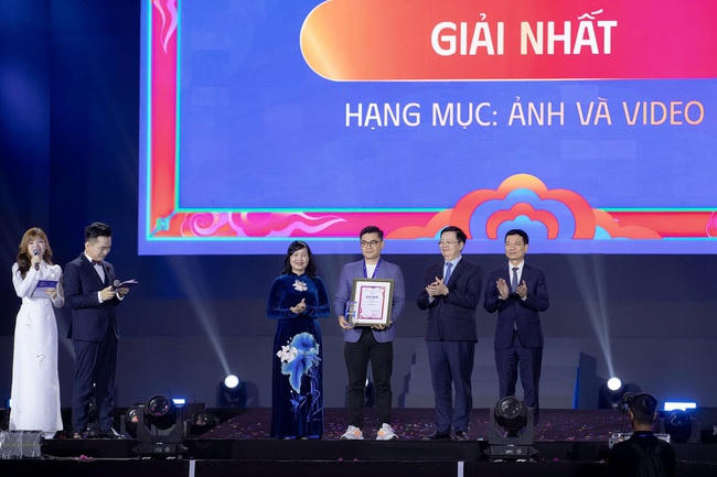 Các tác giả nhận giải Nhất tại Lễ trao Giải thưởng truyền thông về quyền con người “Việt Nam hạnh phúc” Ảnh: BTC.