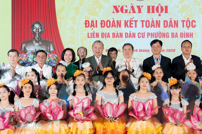 Tối 16/11, Tổng Bí thư Tô Lâm và Ủy viên Bộ Chính trị, Chủ tịch Quốc hội Trần Thanh Mẫn đã tới chung vui, dự Ngày hội Đại đoàn kết toàn dân tộc năm 2025 tại Cụm 1, phường Ba Đình, Thành phố Hà Nội.