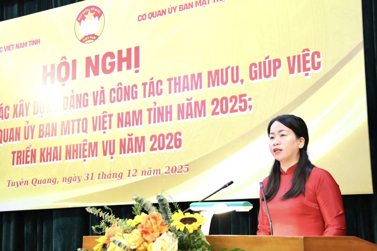 Phó Chủ tịch Ủy ban MTTQ Việt Nam tỉnh Tuyên Quang Trần Thị Hoàn phát biểu tại hội nghị. Ảnh: M.T.