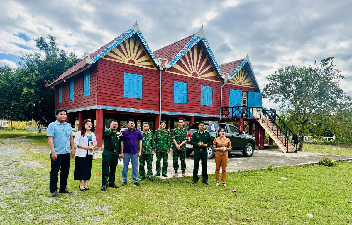 Lãnh đạo Ban Chỉ huy Bộ đội Biên phòng và đại diện Báo Đại đoàn kết,&nbsp; lãnh đạo xã Buôn Đôn, Đồn Biên phòng Sêrêpốk&nbsp; khảo sát địa điểm tổ chức Chương trình". Ảnh: BP.